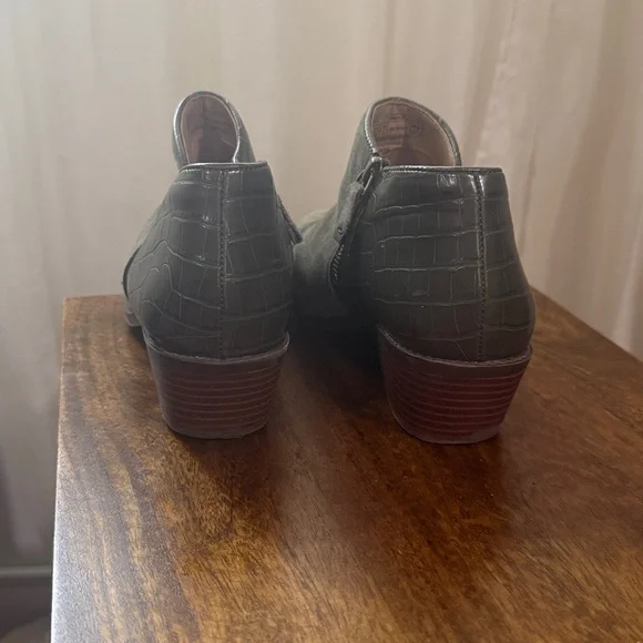 Vionic Marissa Short Bootie, Black Suede Crocodile Print Green Sz 8 - Picture 3 of 8